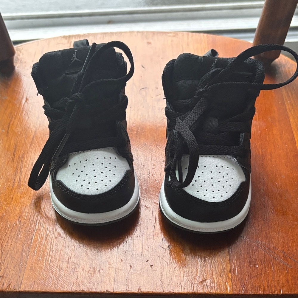 Nike Jordan 1 toddler Black and White High-Top Sneakers NWOT - Picture 2 of 5